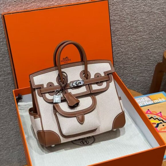 Classic Hermes Bag: A Stylish and Versatile Choice for Elegance - Picture 3 of 6